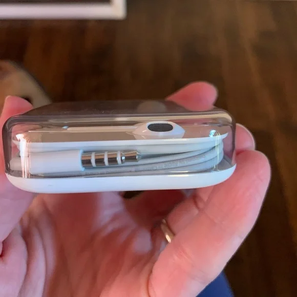 Apple Genuine EarPods - Picture 3 of 4